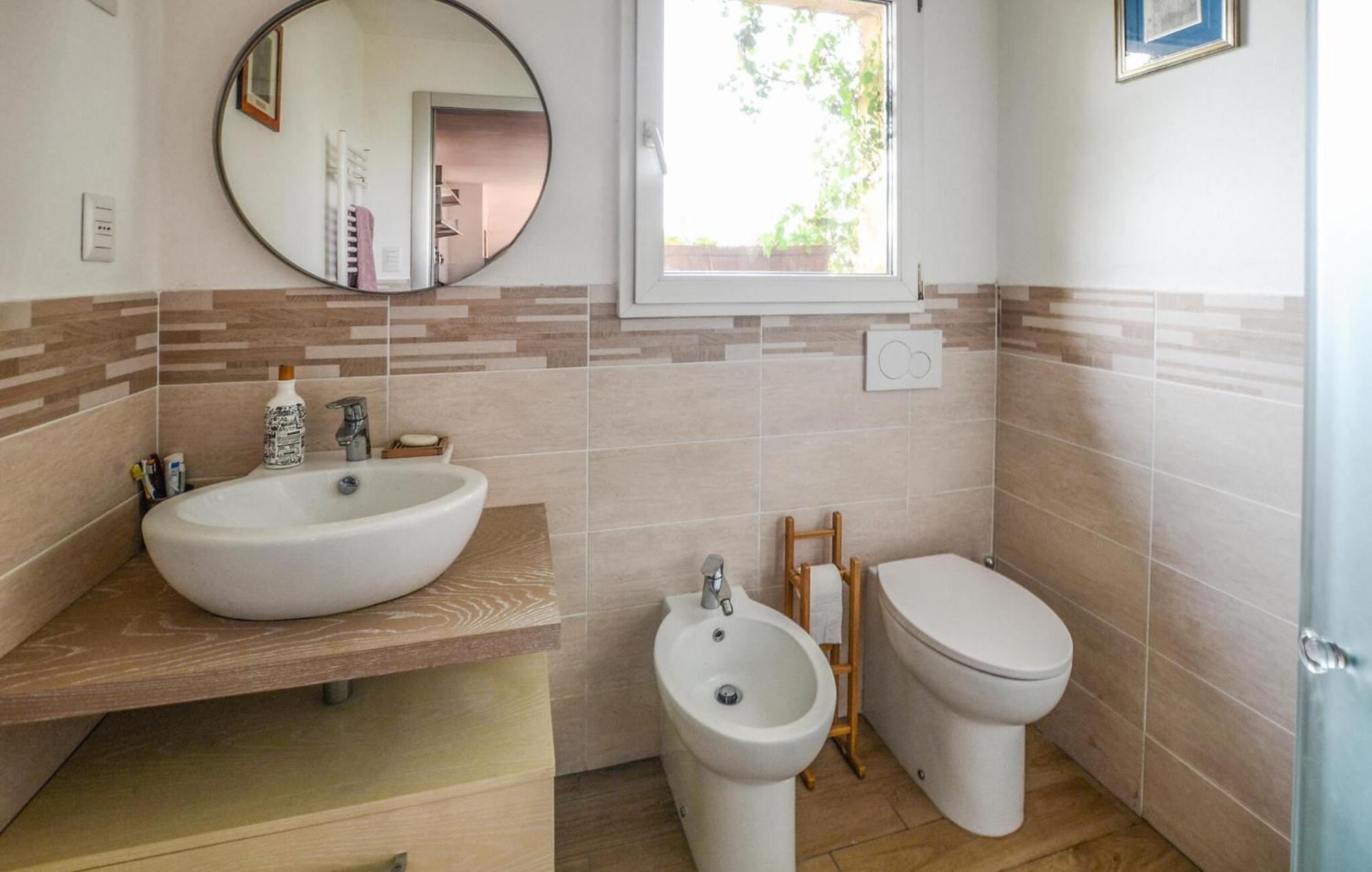 1 Bedroom Lovely In Apartment Florence